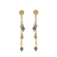 Boucles d'oreilles pendantes composées d'une puce ronde lisse, d'une chaînette et de pastilles rondes lisses en acier doré et de perles de couleur verte.