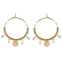 Boucles d'oreilles créoles surmontées de perles avec une pastille ronde en acier doré et pampilles en perles de couleur blanche.