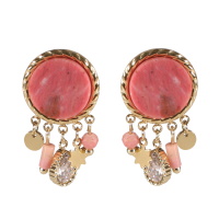 Boucles d'oreilles pendantes composées d'une pastille ronde en acier doré pavée d'une pierre de couleur rose et de pendants étoile et pastille ronde en acier doré, perles de couleur rose et d'un cristal serti clos en forme de goutte.