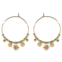 Boucles d'oreilles créoles avec perles et pampilles rondes en acier doré, perles de couleur verte et une étoile en acier doré sertie d'un cristal.