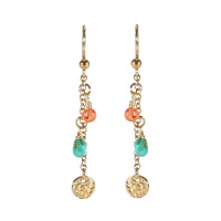 Boucles d'oreilles pendantes composées d'une chaîne avec une pastille ronde martelée en acier doré et de perles multicolores.