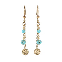 Boucles d'oreilles pendantes composées d'une chaîne avec une pastille ronde martelée en acier doré et de perles d'imitation turquoise.