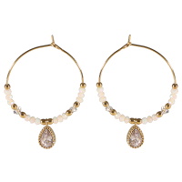 Boucles d'oreilles créoles avec perles en acier doré, perles de couleur blanche et une goutte en acier doré sertie d'un cristal.