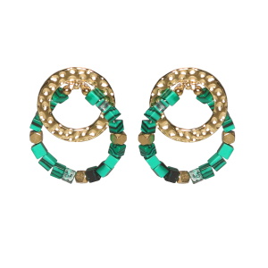 Boucles d'oreilles pendantes composées d'un cercle martelé en acier doré et d'un cercle de perles cubiques d'imitation malachite.