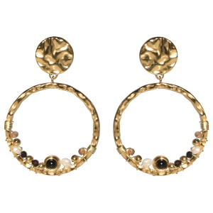 Boucles d'oreilles pendantes composées d'une pastille ronde martelée en acier doré et d'un cercle martelée en acier doré surmonté de perles de couleur noire, d'une perle de nacre et d'un cabochon de couleur noir.