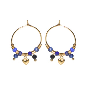 Boucles d'oreilles créoles en acier doré avec des perles et pampilles de couleur bleue et un pendant en forme de cœur en acier doré.