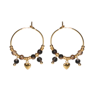 Boucles d'oreilles créoles en acier doré avec des perles et pampilles de couleur noire et un pendant en forme de cœur en acier doré.