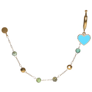 Boucle d'oreille composée d'une puce ronde en acier doré, d'une chaîne avec perles en acier doré et perles en pierre turquoise d'imitation et d'une créole en acier doré avec un pendant en forme de cœur pavé d'émail de couleur bleu. Vendu à l'unité.