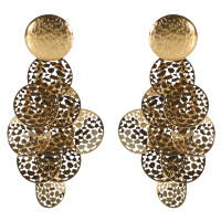 Boucles d'oreilles pendantes composées de pastilles rondes aux motifs filigranes en acier doré.