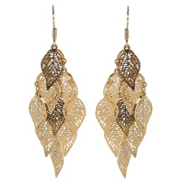 Boucles d'oreilles pendantes composées de feuilles filigranes en acier doré.