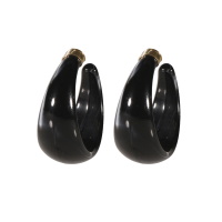 Boucles d'oreilles créoles ouvertes en acier doré et en matière synthétique de couleur noire.