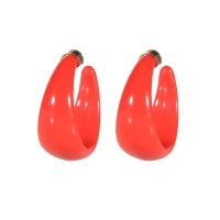 Boucles d'oreilles créoles ouvertes en acier doré et en matière synthétique de couleur rouge.