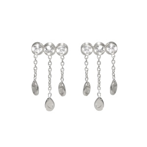 Boucles d'oreilles pendantes en acier argenté composées de trois cristaux sertis clos et de trois chaînettes avec pastille ovale martelée.