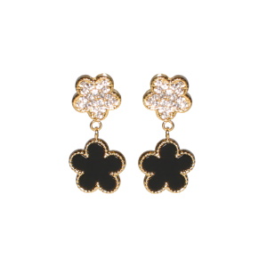 Boucles d'oreilles pendantes en acier doré composées de deux fleurs, l'une pavée de strass, l'autre pavée d'une pierre de couleur noire.