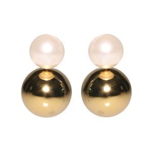 Boucles d'oreilles pendantes composées d'une puce en demi perle d'imitation et d'une boule en acier doré.