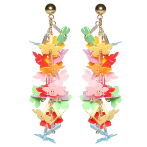 Boucles d'oreilles pendantes composées d'une puce ronde en acier doré et de fleurs multicolores.