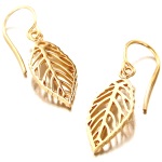 Boucles d'oreilles pendantes au motif de feuilles en plaqué or jaune 18 carats.