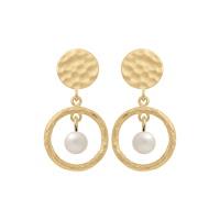 Boucles d'oreilles pendantes composées d'une puce ronde martelée et d'un cercle martelé en plaqué or jaune 18 carats et d'une perle d'eau douce.