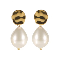 Boucles d'oreilles pendantes composées d'une pastille ronde martelée en acier doré et d'une perle d'imitation.