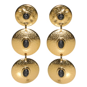 Boucles d'oreilles pendantes composées de trois pastilles rondes en acier doré serties d'un cabochon en pierre de couleur noire.