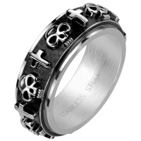 Bague anneau avec motifs de croix et tête de mort en acier argenté.