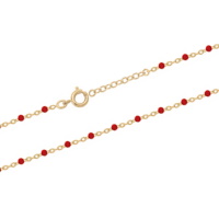 Bracelet chaîne cheville composé d'une chaîne en plaqué or jaune 18 carats et de perles en résine de couleur rouge corail. Fermoir anneau ressort 2 cm de rallonge.