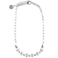 Bracelet chaîne de cheville en acier argenté avec des perles cylindriques composant le mot JADORE. Fermoir mousqueton avec 3 cm de rallonge.
