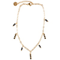 Bracelet chaîne de cheville composé d'une chaîne en acier doré, pampilles serties de 3 cristaux et des pampilles de 2 perles de couleur noire. Fermoir mousqueton avec 3 cm de rallonge.