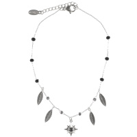 Bracelet chaîne de cheville composé d'une chaîne avec pampilles plumes en acier argenté, de perles de couleur noire et d'un pendentif étoile surmontée d'une pierre de couleur noire. Fermoir mousqueton avec 3 cm de rallonge.