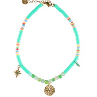 Bracelet chaîne de cheville composé de perles heishi en caoutchouc, de perles multicolores, d'un pendentif rond martelé avec une étoile et d'un pendant étoile sertie d'un strass de couleur verte. Fermoir mousqueton avec 3 cm de rallonge.
