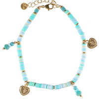 Bracelet chaîne de cheville composé de perles heishi en caoutchouc multicolore, de perles multicolores et de pampilles cœurs en acier doré. Fermoir mousqueton en acier doré avec 3 cm de rallonge.