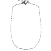 Bracelet chaîne de cheville composé d'une chaîne en acier argenté et de perles en émail de couleur blanc. Fermoir mousqueton avec 7 cm de rallonge.