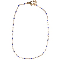 Bracelet chaîne de cheville composé d'une chaîne en acier doré et de perles en émail de couleur bleu. Fermoir mousqueton avec 7 cm de rallonge.