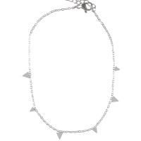 Bracelet chaîne de cheville composé d'une chaîne avec pampilles en forme de triangle en acier argenté. Fermoir mousqueton avec 5 cm de rallonge.