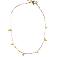 Bracelet chaîne de cheville composé d'une chaîne avec pampilles en forme de triangle en acier doré. Fermoir mousqueton avec 5 cm de rallonge.