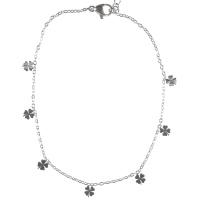 Bracelet chaîne de cheville composé d'une chaîne avec pampilles en forme de trèfle à quatre feuilles en acier argenté. Fermoir mousqueton avec 5 cm de rallonge.