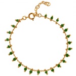 Bracelet en plaqué or et perles de couleur verte.