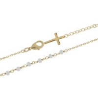 Bracelet avec croix pendante en plaqué or 18 carats et perles de couleur blanche. Fermoir anneau ressort avec rallonge 3 cm.