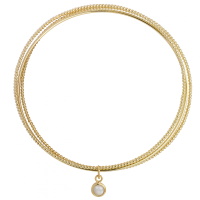Bracelet triple joncs fermés en plaqué or jaune 18 carats avec un pendant serti d'un cabochon de nacre.