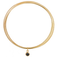 Bracelet triple joncs fermés en plaqué or jaune 18 carats avec un pendant serti d'un cabochon de couleur noire.