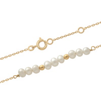 Bracelet composé d'une chaîne avec 2 perles en plaqué or jaune 18 carats et de perles d'eau douce. Fermoir anneau ressort avec anneaux de rappel à 15.5 et 17.5 cm.