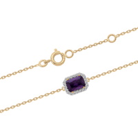 Bracelet composé d'une chaîne en plaqué or jaune 18 carats et d'un oxyde de zirconium de couleur violette de forme rectangulaire entouré d'oxydes de zirconium blancs. Fermoir anneau ressort avec anneaux de rappel à 16 et 18 cm.