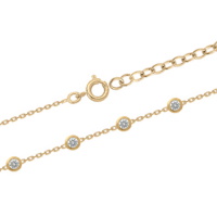 Bracelet composé d'une chaîne en plaqué or jaune 18 carats et de cinq oxydes de zirconium blancs sertis clos. Fermoir anneau ressort avec 3 cm de rallonge.