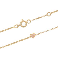 Bracelet composé d'une chaîne en plaqué or jaune 18 carats et d'un cœur serti d'oxydes de zirconium roses. Fermoir anneau ressort avec anneaux de rappel à 13 et 15 cm.