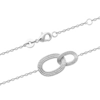 Bracelet composé d'une chaîne et de deux cercles ovales entrelacés en argent 925/000 rhodié. Fermoir mousqueton avec anneaux de rappel à 16 et 18 cm.