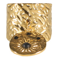 Bague martelée en acier doré avec pastille ronde pendante sertie de 3 cristaux de couleur noire et une pierre de couleur noire sertie clos sur une représentation de soleil. Taille ajustable.