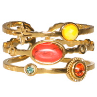 Bague triple rangs avec une étoile en acier doré surmontée de trois cristaux multicolores et d'un cabochon ovale de couleur rouge. Taille ajustable.