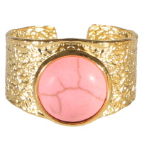 Bague en acier doré martelé surmontée d'une pierre de couleur rose sertie clos de forme ronde. Taille ajustable.