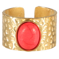 Bague en acier doré martelé surmontée d'une pierre de couleur rouge sertie clos de forme ovale. Taille ajustable.