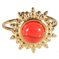 Bague en forme de soleil en acier doré surmontée d'une pierre de couleur rouge sertie clos de forme ronde. Taille ajustable.